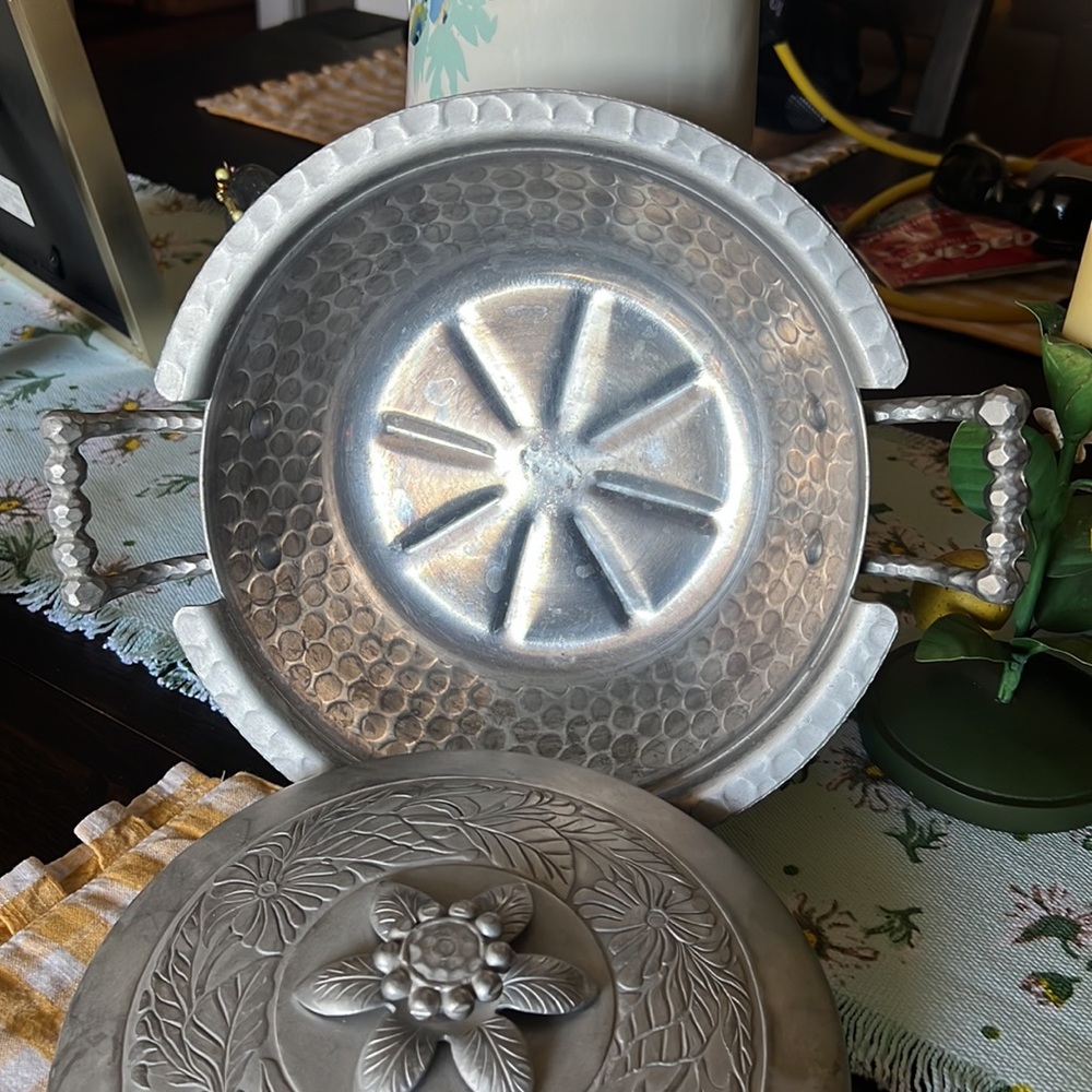 Beautiful Vintage Everlast aluminum set. So pretty to display in your kitchen.🍋 - Picture 9 of 12